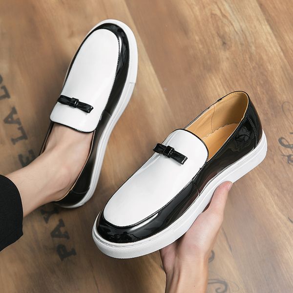 Mocassins en cuir brillant décontractés européens et américains pour hommes, chaussures de sport vulcanisées antidérapantes en Pu avec bloc de couleur noir et blanc