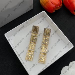 Boucles d'oreilles chandelier européennes et américaines.Charnière lettre en laiton plaqué or.Boucles d’oreilles tendance pour femmes.Bijoux de créateur de cadeaux meilleure qualité