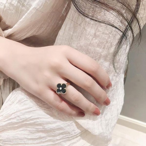 Anillo de hierba de 4 hojas clásico europeo y americano Diseñador Women039s 18K Pearl Shell Valentine039s Día Joyería Regalos 316L Stai3125545