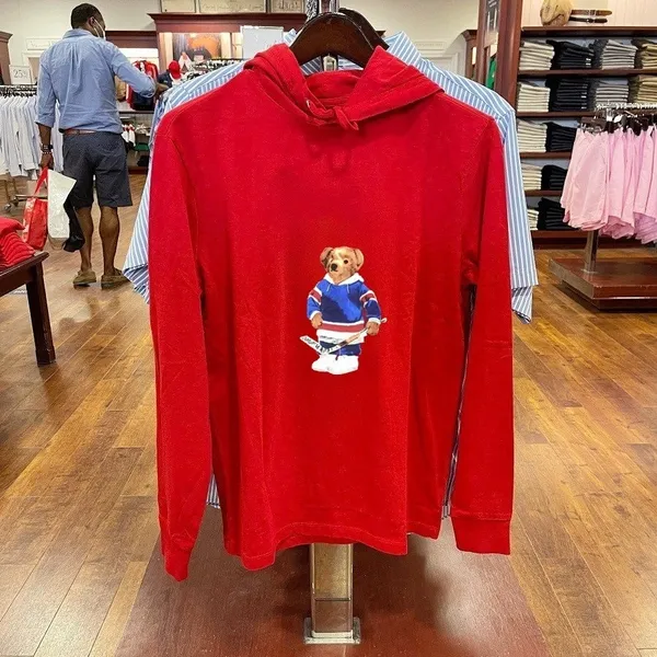 Camisa con cuello redondo europea y americana Ropa de alta calidad con capucha roja para hombre Sudadera con estampado de oso Camiseta de manga larga Talla regular S-XXL