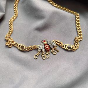 Créateurs européens et américains nouveau rétro pour faire vieille lettre G chaîne pendentif avec tricolore ins abeille simple collier ras du cou cadeau pour mère pour filles bijoux cadeau