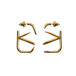 Europese en Amerikaanse elegante letter metalen textuur vergulde oorbellen Retro persoonlijkheid en minimalisme oorbellen voor vrouwen