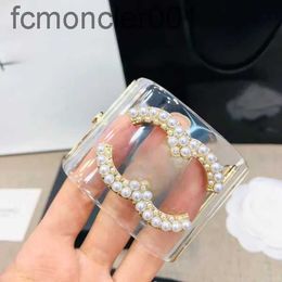Européen et américain exagéré atmosphérique large édition de haute qualité luxury boucle perle femme double lettre bracelet résine VI42