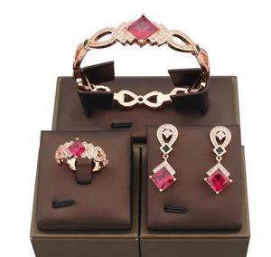 Europese en Amerikaanse overdreven set Ruby armbanden ringen oorbellen ingesteld voor trendy paleisstijl designer sieraden in damesstijl