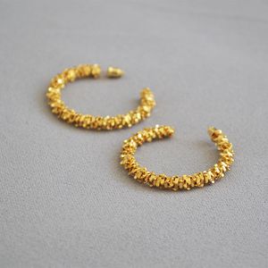 Europese en Amerikaanse mode -atmosferische onregelmatige gouden kristal kieming C lijn textuur messing platen 925 zilveren naaldoorring