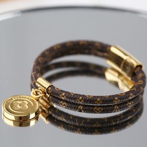 Marque de mode européenne et américaine dames ronde imprimée double conception gravée V lettre charme bracelet en cuir bracelet tout