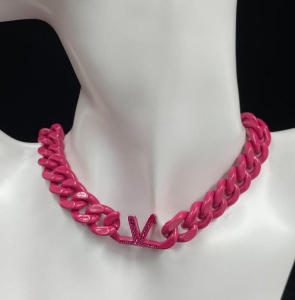 Marques de mode européennes et américaines lettre chaîne d'acétate acrylique personnalité exagérée couleur bonbon collier torsion femmes accessoires