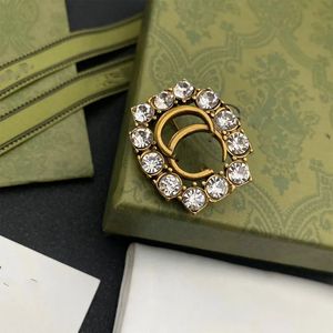 Europese en Amerikaanse mode diamanten brief broche temperament trend jas pak accessoires vrouwelijke hoge kwaliteit snelle levering