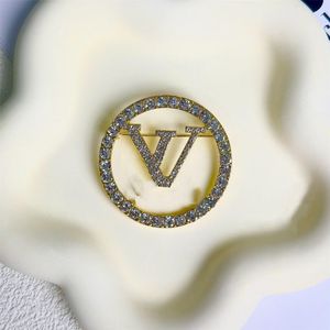 Europese en Amerikaanse mode diamanten brief broche temperament trend jas pak accessoires vrouwelijke hoge kwaliteit snel