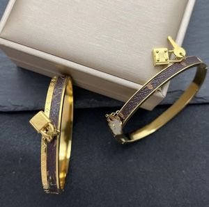 Mode européenne et américaine Nouveau bracelet en acier au titane Cuir presbyte Style de luxe abordable Conception minoritaire Mode Ventes directes en gros