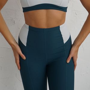 Europese en Amerikaanse fitnesskleding dames ribcontrastkleur sportbeha hoge taille heuplift beenvormende sportpanty's yogapak