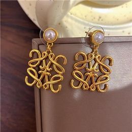 Europese en Amerikaanse geometrische abstracte Pearl Advanced Stylish Earrings Square Hollow Franse Retro -studs Koude windoorbellen