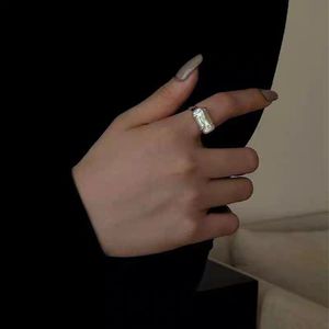Europese en Amerikaanse Instagram-klauwsetring Barokke ring Eenvoudige en retrostijl Veelzijdige vierkante parel wijsvingerring met verstelbare opening