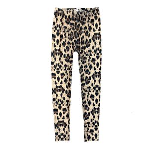 Europese en Amerikaanse leggings voor dames bovenkleding 2024 Melk Zijde Hoog getailleerde elastische dunne luipaardprint Yoga broek Cropped broek