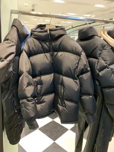 Doudoune pour hommes européens et américains veste d'hiver de mode confortable et doux remplissage à 90% designer décontracté coupe ajustée doudoune couple