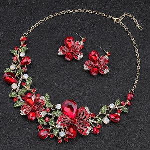 Europese en Amerikaanse populaire accessoires Red Retro Necklace Set luxueus kristallen banket voor vrouwen gecombineerd met formele gelegenheden Collarbone Chain