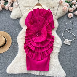 Robe de luxe haut de gamme de style européen et américain, design plissé à pression, fleur tridimensionnelle, col diagonal, robe à épaules dénudées