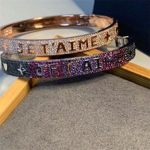 Version européenne et américaine du bracelet de lettre d'anglais coloré femelle feme diamant dense dense bracelet anglais ornements ovales ornements de main élégant lot élégant