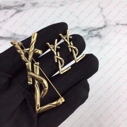 Pendientes y broches con letras de bronce vintage europeos y americanos. Pendientes de marca de diseñador para mujer. Regalos de boda para novias, joyería de diseño.