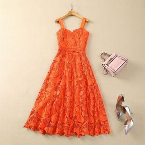 Vêtements pour femmes européennes et américaines, nouvelle collection printemps 2024, bretelles ajourées, mode de travail plissée, robe orange XXL