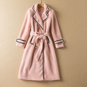 Vestido de mujer europeo y americano, novedad de invierno 2023, traje de manga larga con cuello y cinturón, abrigo de pelo esculpido rosa con doble botonadura