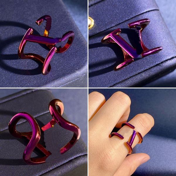 Anillos de boda de color rojo rosa para mujeres europeas y americanas Anillo de letra en V hueco único de metal perforado brillante Joyería de dama Pareja Aniversario exquisito VLR1 --03 Regalos de joyería