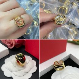 Anneaux de mariage pour femmes européennes et américaines Cristal V-lettre Bague ouverte Lady Bijoux Couple Anniversaire exquis VLR1 --04 Bijoux Cadeaux