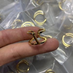 Europese en Amerikaanse bruiloftsringen metal unieke holle v-letter ring dame sieraden paar prachtige jubileum VLR1 --02 sieradencadeaus