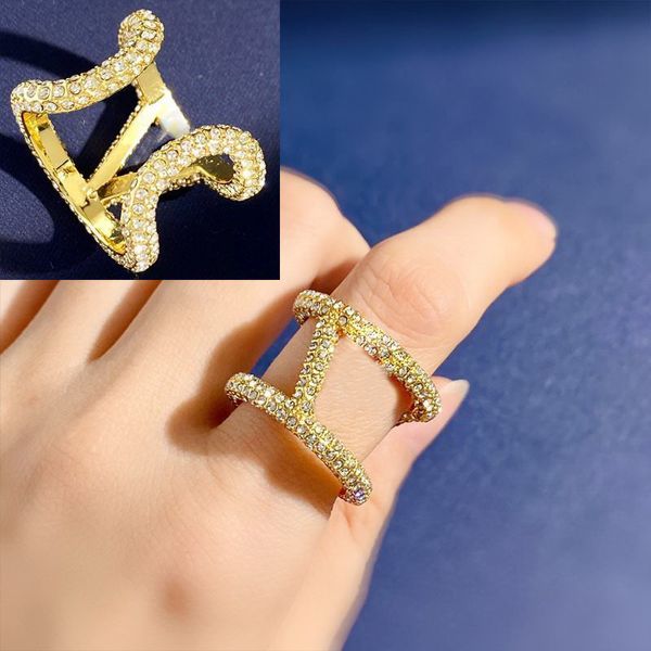 Anneaux de mariage féminins européens et américains Bright Drill Metal Unique Hollow V-Letter Ring Lady Jewelry Couple Anniversaire Exquis VLR1 --03 Jewelry Cadeaux