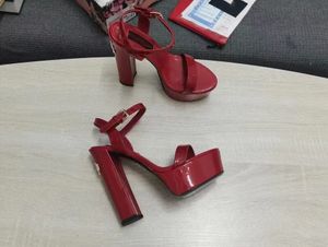 Défilé européen sandales pour femmes chaussures de mode lettre bouton décoration talons ultra hauts imperméables strass avec des chaussures en cuir multicolore talon de 15 cm