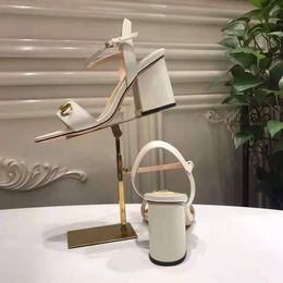 Europese klassieke luxe stijl dames sandalen mode jurk schoenen sandalen letter leer om rubberen buitenzool meer kleur gouden ketting 3 soorten hak te maken