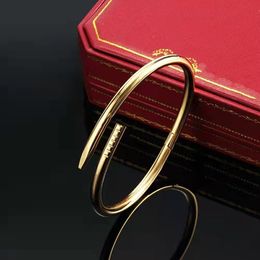 Bracelet d'ongles CLASSIQUE Européenne Fashion Couple Unisexe Couple Cuff Bracelet 3 Couleur Titanium En acier Bijoux
