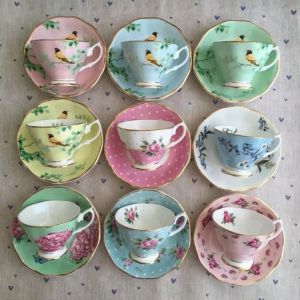 Tazas de café europeas Tazas de té de cerámica y cuchara de platillo Juego de porcelana avanzada para regalos2544