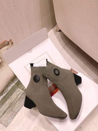 Botas cortas de diseñador europeo para mujer Botas de calcetín de punto Piel de oveja Zapatos de costura clásicos Decoración de letras de cuero Grueso Chunky Tacón alto Moda borla