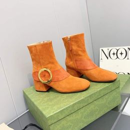 Botas curtas femininas de designer europeu Martin fivela de anel botas de decoração em pele de carneiro sapatos clássicos de couro macio carta grossa salto grosso moda