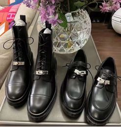 Europese ontwerper Women's Short Boots Martin Horseshoe Buckle Decoratie laarzen op schapenvacht klassieke schoenen zachte lederen brief dikke lage hakmode