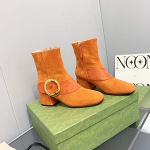 Europese ontwerper Women's Short Boots Martin Ring Buckle Decoratie laarzen op schapenvacht klassieke schoenen zachte lederen brief dikke dikke hakmode
