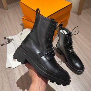 Europese ontwerper Women's Short Boots Martin Sliver Horseshoe Buckle Decoratie laarzen op schapenvacht klassieke schoenen zachte lederen brief dikke lage hakmode