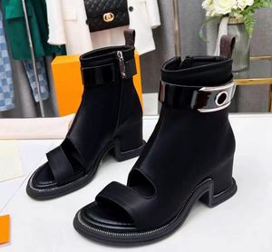 Stivaletti da donna di design europeo stivali sandalo pelle di pecora scarpe da cucito classiche decorazione lettera in pelle tacco alto moda nappa di grandi dimensioni