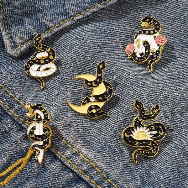 Serpent européen Ed autour du crâne broches broches unisexe amoureux alliage soleil lune vêtements Badge accessoires dessin animé émail Animal Flo213N