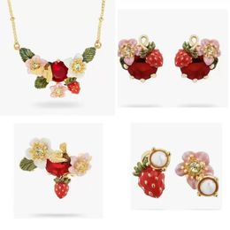 Européen Berries European Rose Spring and Summer Rouge Jewel Strawberry White Flower Fulfly Boucles d'oreilles roses Collier Rague Suit 240411