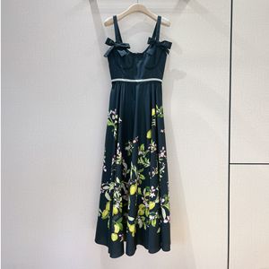 Vestido midi con cintura fruncida y estampado floral de algodón negro de marca de moda europea