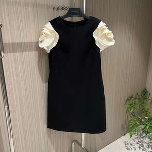 Europees Modemerk Zwart korte mouwen Mini -jurk met bloemblaadjesmouwen