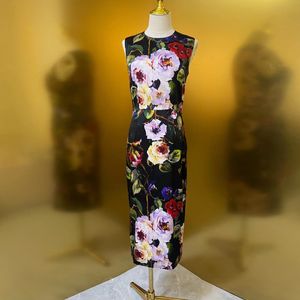 Vestido midi sin mangas con cuello redondo ajustado y estampado floral de seda negro de marca de moda europea