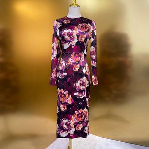 Europees modemerk donkerpaarse zijden bloemenprint nauwsluitende midi-jurk met ronde hals en lange mouwen