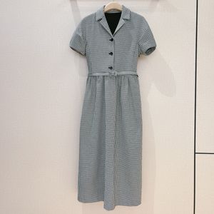 Europees modemerk grijze kleur midi-jurk met revershals en korte mouwen