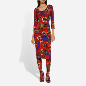 Europees modemerk rode, elastische zijden bloemenprint, nauwsluitende midi-jurk met ronde hals en 3/4 mouwen