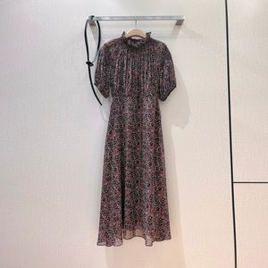 Europees modemerk Silk Floral Printed Stand Collar Korte Mouw Gathded Taille Midi -jurk