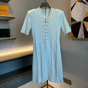 Europees modemerk wit blauwe borstband gebreide slim-fit mini-jurk met korte mouwen en V-hals