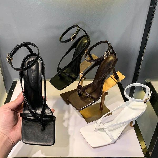 Zapatos de sandalias de mujeres de moda europeas y cabeza cuadrada americana con correa de hebilla negra tacones delgados tacones zapato 214 sal fahionable